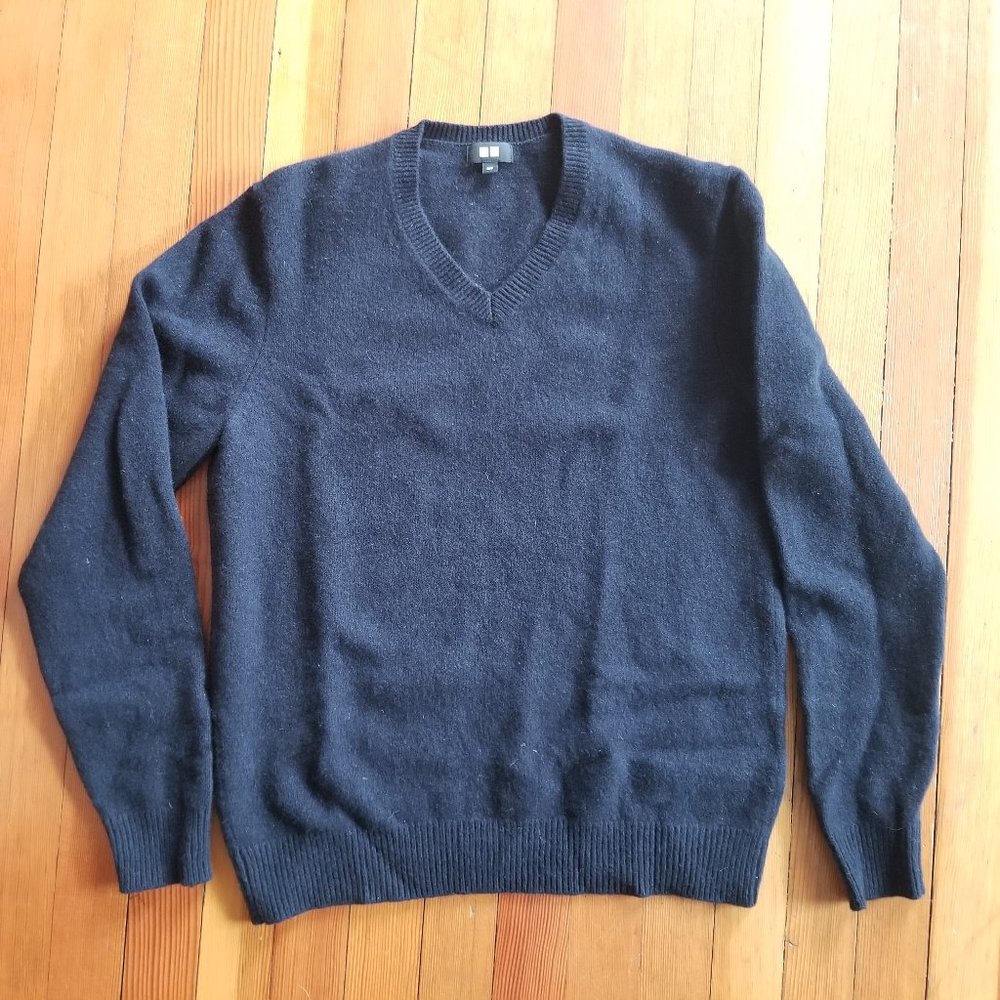 Uniqlo dark navy 100% wool v-neck sweater